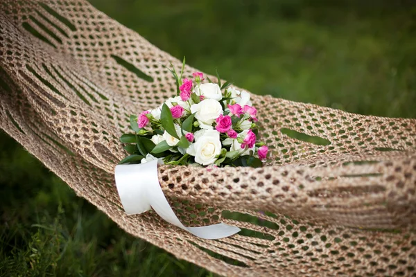Pink and white wedding bouquet of roses in a hammock — Stock Photo, Image