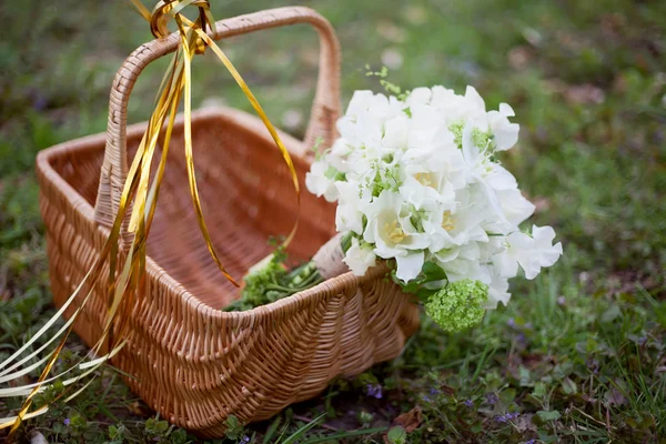 Buquê de noiva branco em uma cesta — Fotografia de Stock