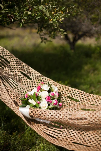 Rosa y blanco ramo de rosas en una hamaca —  Fotos de Stock