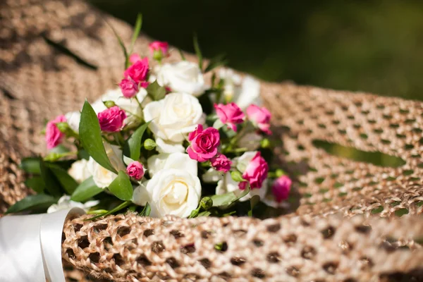 Buquê de casamento rosa e branco de rosas em uma rede — Fotografia de Stock