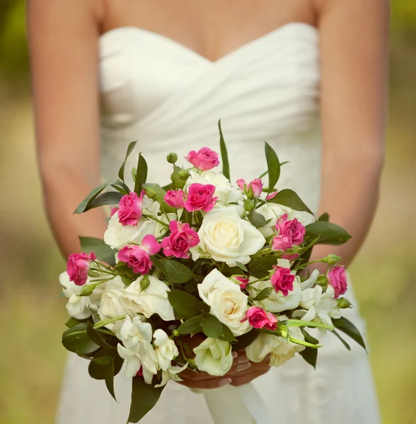 Розовый и белый свадебный букет из роз в руках невесты — стоковое фото