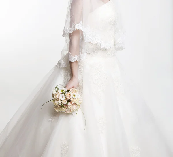 Buquê de casamento rosa e branco de rosas nas mãos da noiva — Fotografia de Stock