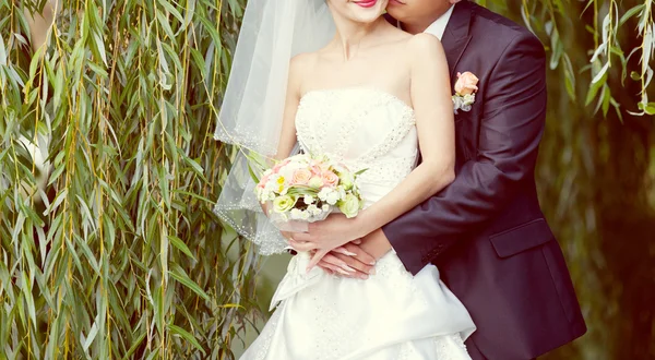 Розовый и белый свадебный букет из роз в руках невесты — стоковое фото