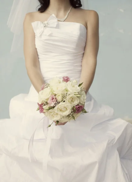 Рожево-білий весільний букет з троянд в руках моста — стокове фото