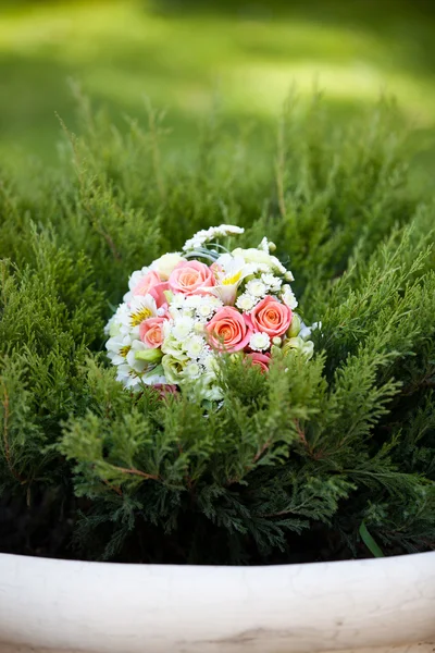 Pink and white wedding bouquet in green grass — Stock Photo, Image