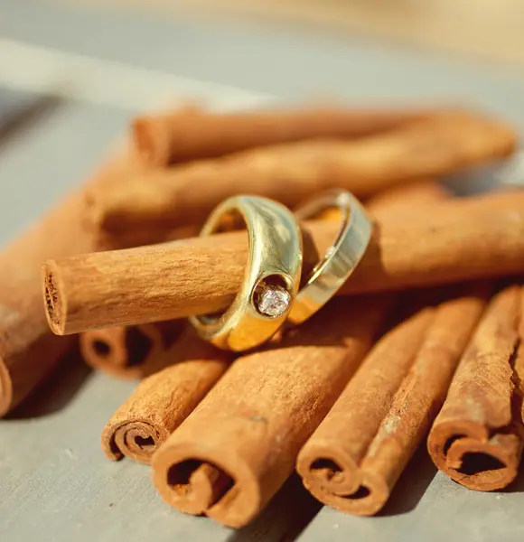 Anéis de casamento e canela — Fotografia de Stock