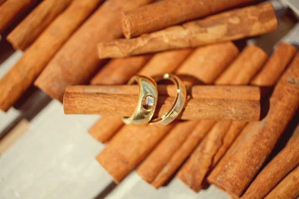 Wedding rings and cinnamon — Stock Photo, Image