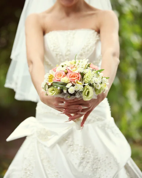 Pink and white wedding bouquet of roses in the hands of the brid — Stock Photo, Image