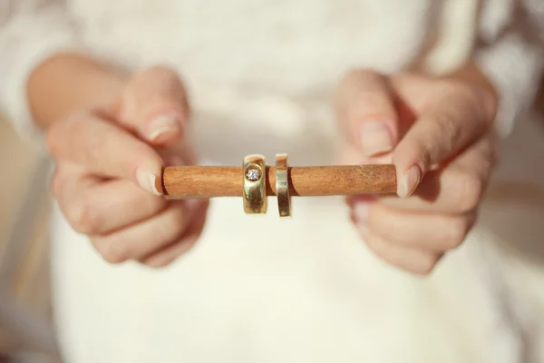 結婚指輪とシナモン — ストック写真