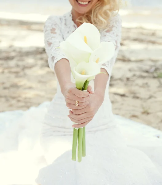 Buquê de noiva branco de lírios calla nas mãos da noiva — Fotografia de Stock
