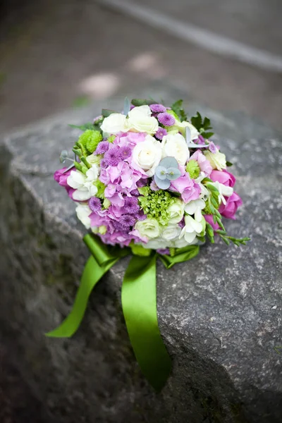 Rosa och vit bröllop bukett — Stockfoto