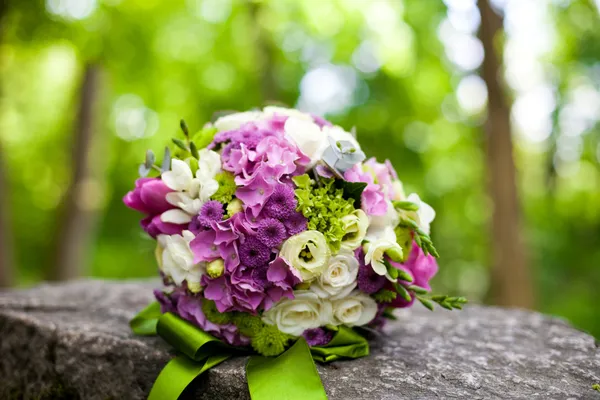Růžové a bílé svatební kytice — Stock fotografie