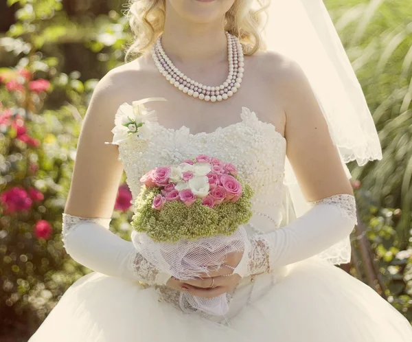 Ρόδινα και άσπρα γαμήλια ανθοδέσμη με τριαντάφυλλα στα χέρια του ο γαμπρός — Φωτογραφία Αρχείου