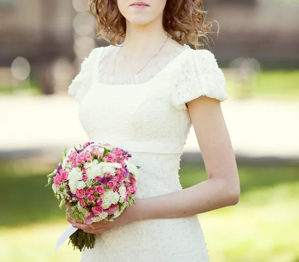 粉红和白色婚礼花束的只鸟手中的玫瑰 — 图库照片