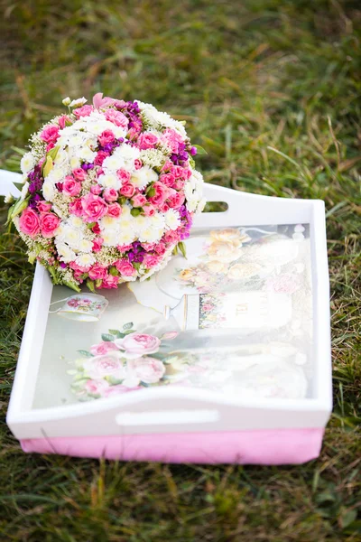 Růžové a bílé svatební kytice v jemných tónech na trávě — Stock fotografie