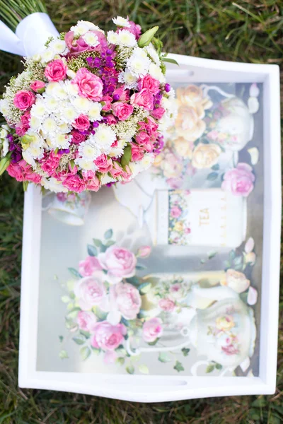 Roze en witte bruiloft boeket in delicate tonen op het gras — Stockfoto