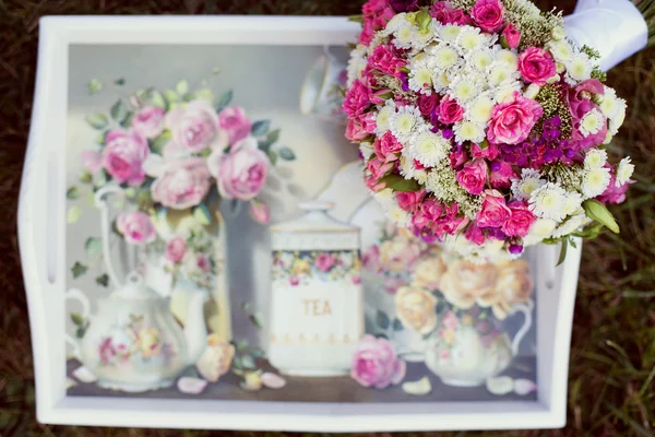 Розовый и белый свадебный букет в нежных тонах на траве — стоковое фото