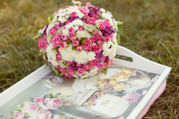 Pink and white wedding bouquet in delicate tones on the grass — Stock Photo, Image