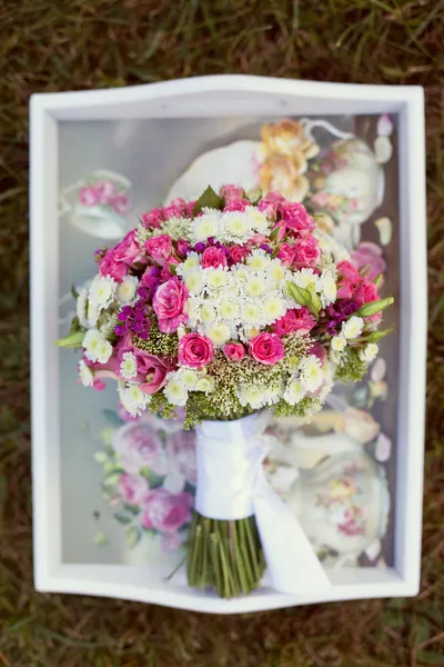 Buquê de casamento rosa e branco em tons delicados na grama — Fotografia de Stock