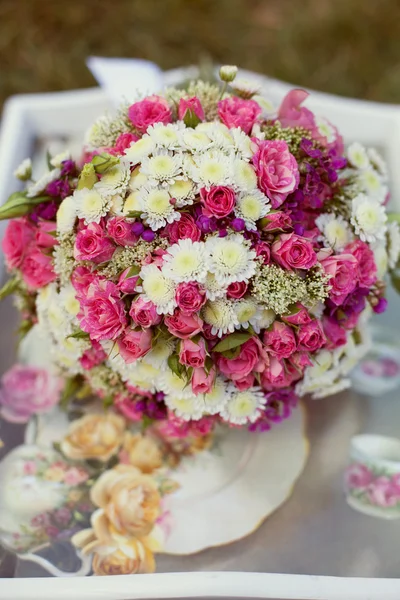 Ramo de boda de color rosa y blanco en tonos delicados en la hierba —  Fotos de Stock