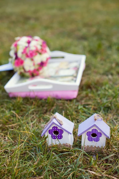 Iki ahşap ev çim, pembe ve beyaz düğünü arka planı — Stok fotoğraf