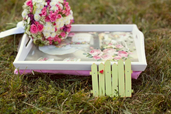 Розовый и белый свадебный букет на траве — стоковое фото