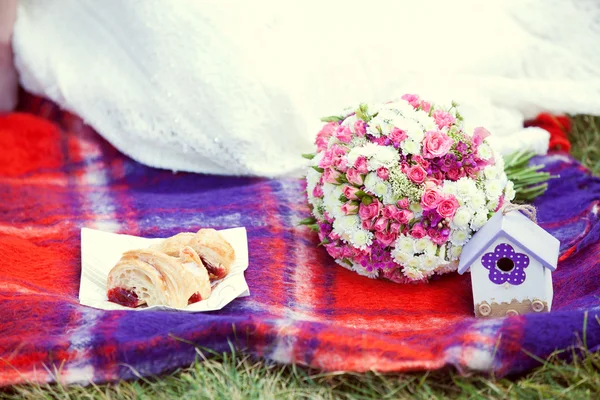 Růžové a bílé svatební kytice na barevná deka — Stock fotografie