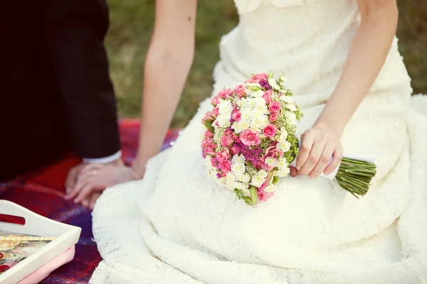 Pink and white wedding bouquet in the hands of the bride — Stock Photo, Image