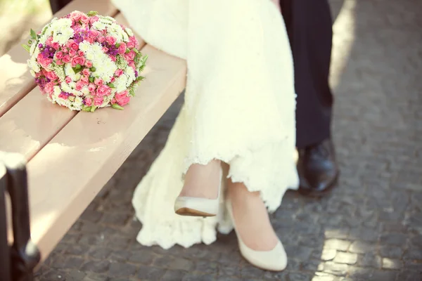 Roze en witte bruiloft boeket in de handen van de bruid — Stockfoto