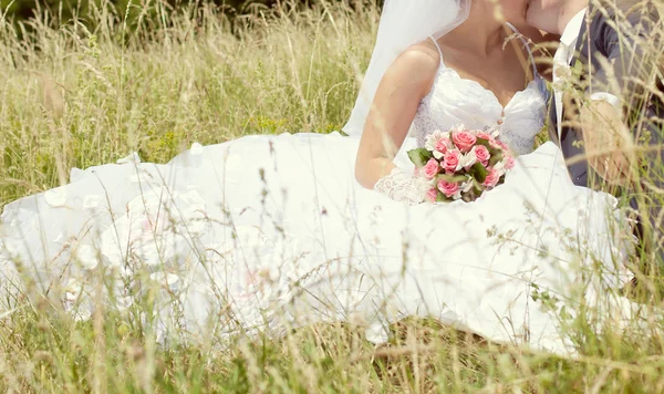 Brid elinde gül buketi pembe ve beyaz düğün — Stok fotoğraf