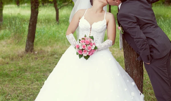 粉红和白色婚礼花束的只鸟手中的玫瑰 — 图库照片
