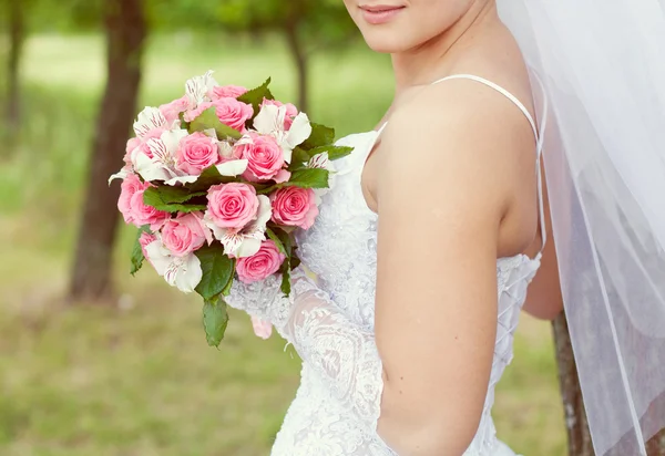 Ρόδινα και άσπρα γαμήλια ανθοδέσμη με τριαντάφυλλα στα χέρια του ο γαμπρός — Φωτογραφία Αρχείου