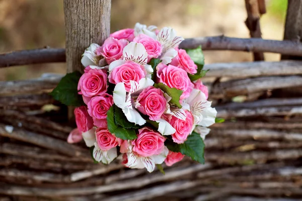 Rosa och vit bröllop bukett rosor på trädet — Stockfoto