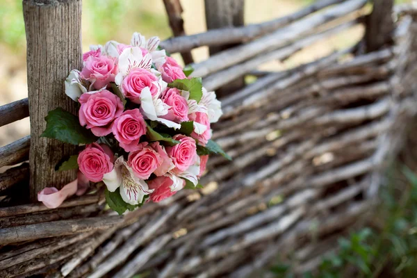 Buquê de casamento rosa e branco de rosas na árvore — Fotografia de Stock