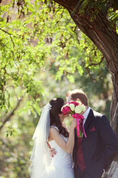 Рожево-білий весільний букет з троянд в руках моста — стокове фото