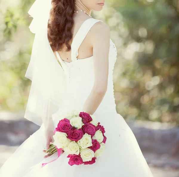 Roze en witte bruiloft boeket rozen in de handen van de brid — Stockfoto