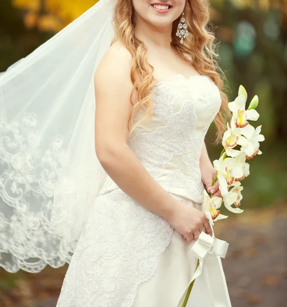 Ślubny bukiet storczyków w rękach panny młodej — Zdjęcie stockowe