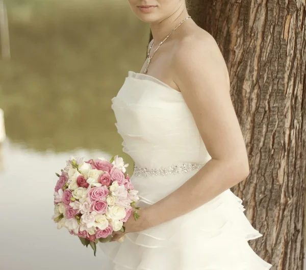 Merah muda dan putih buket pernikahan mawar di tangan pengantin — Stok Foto