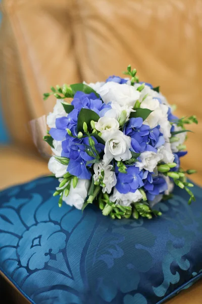 Bouquet da sposa di fiori bianchi e blu — Foto Stock