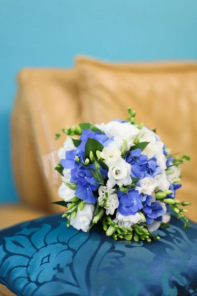 Bruids boeket van witte en blauwe bloemen — Stockfoto