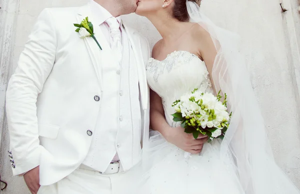 Ramo de boda blanco en las manos de la novia — Foto de Stock
