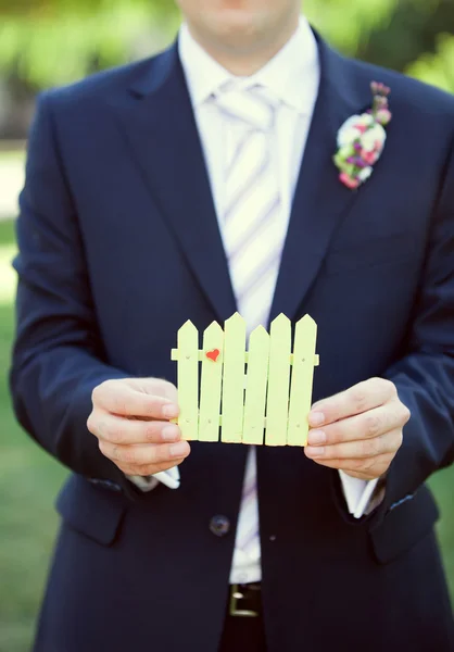 彼の手でカードを使って新郎の結婚式のジャケット — ストック写真