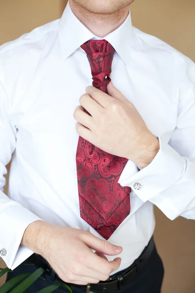 O noivo em uma camisa branca e gravata vermelha — Fotografia de Stock