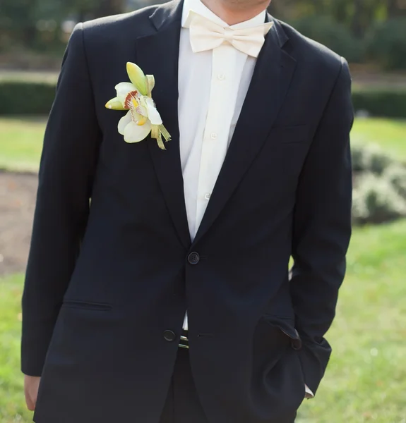 新郎在婚礼外套带胸花 — 图库照片