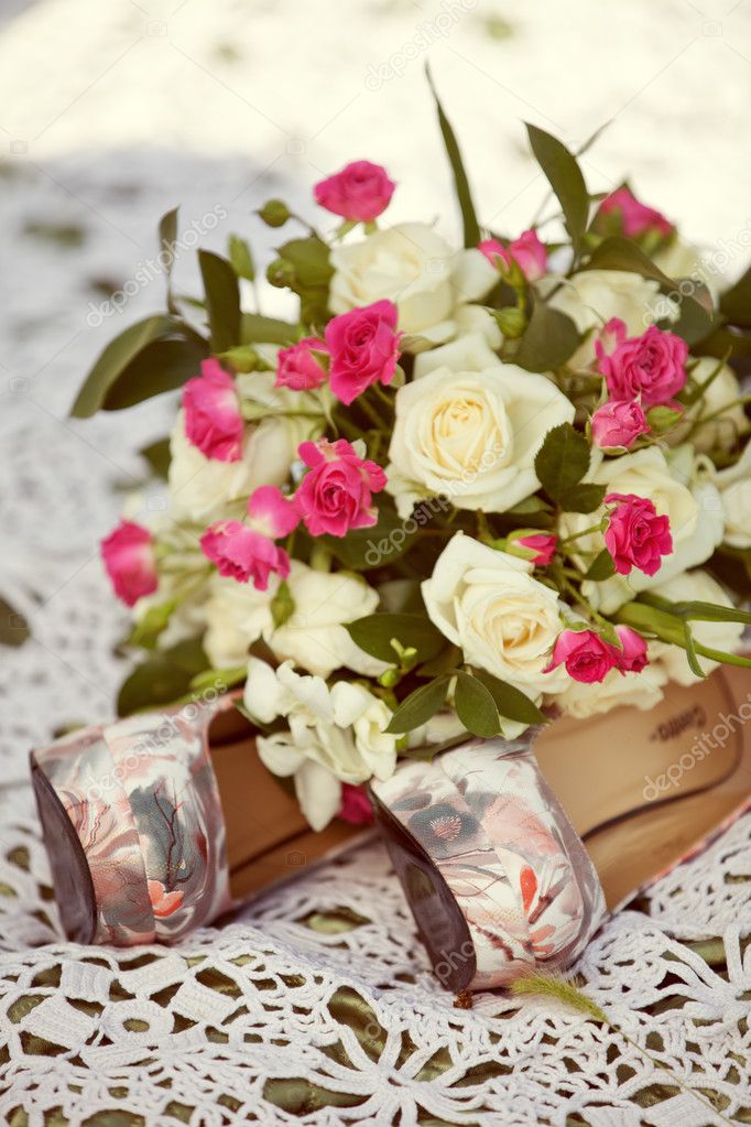 Buquê de casamento rosa e branco de rosas e sapatos de noiva fotos, imagens  de © yanapema #9172406