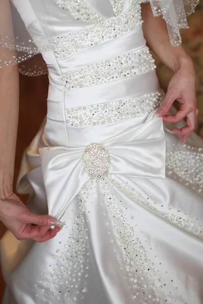 Свадебное платье невесты и маникюр — стоковое фото