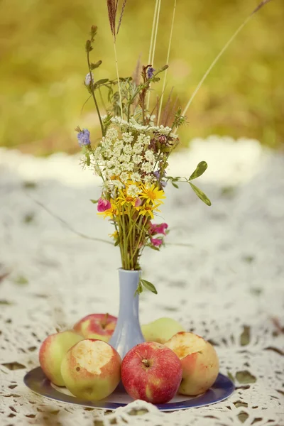 Vaso de flores e maçãs — Fotografia de Stock