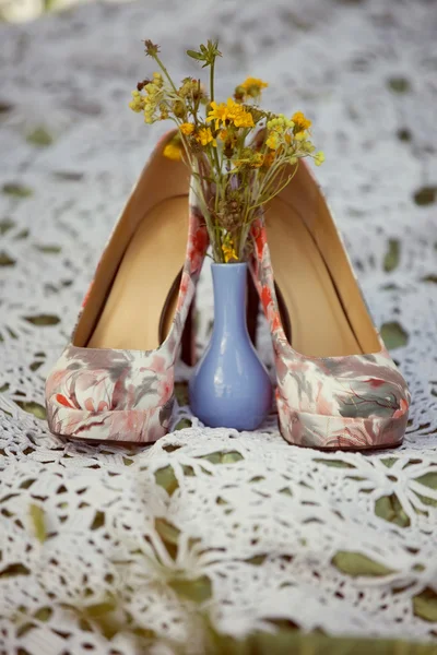 Bianco scarpe da sposa sposa — Foto Stock