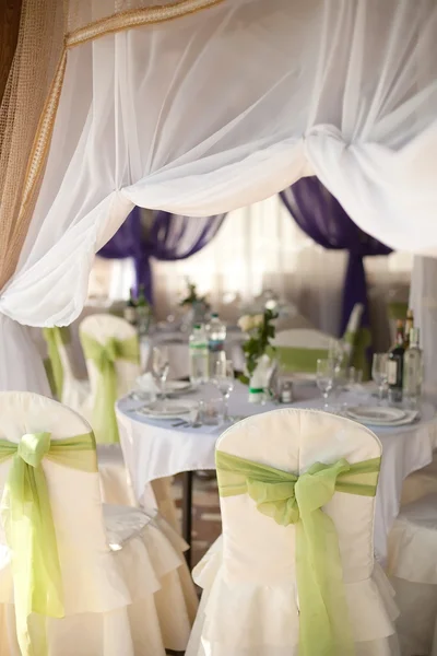 Hermosa silla de boda y mesa para cenar bien en outd —  Fotos de Stock