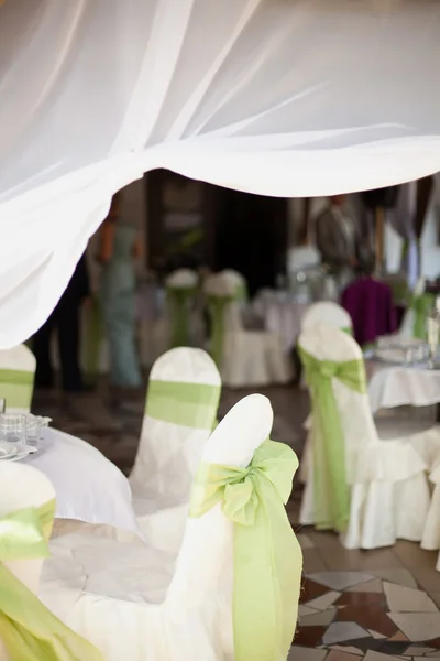 Prachtige bruiloft stoel en tabel instellen voor een heerlijk diner in outd — Stockfoto